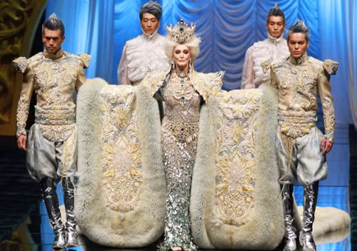 Carmen tự tin trình diễn catwalk dù đã 80 tuổi.