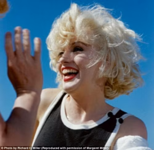Ông Wills cũng cố gắng đưa ra lý do tại sao mà một người như Marilyn Monroe lại trở thành một trong những người phụ nữ phụ nữ hấp dẫn nhất thế giới. Trong ảnh: Nụ cười tỏa sáng trên phim trường Some Like It Hot năm 1959 Ông Wills cũng cố gắng đưa ra lý do tại sao mà một người như Marilyn Monroe lại trở thành một trong những người phụ nữ phụ nữ hấp dẫn nhất thế giới. Trong ảnh: Nụ cười tỏa sáng trên phim trường Some Like It Hot năm 1959
