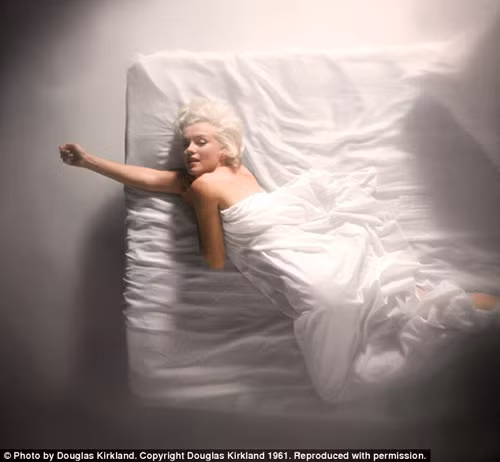 Cuốn sách mới mang tên "Marilyn Monroe: Metamorphosis" sẽ cho các fan hâm mộ thấy được cuộc sống chân thật nhất về một huyền thoại nổi tiếng thế giới. Cuốn sách là một bộ sưu tập những bức ảnh ấn tượng của Marilyn do David Wills tổng hợp lại. Tác giả đã tốn khá nhiều thời gian để có thể thu thập được những bức hình ấn tượng và độc đáo về biểu tượng tóc vàng tuyệt đẹp này. Đây là bức ảnh năm 1961 của Douglas Kirkland Cuốn sách mới mang tên "Marilyn Monroe: Metamorphosis" sẽ cho các fan hâm mộ thấy được cuộc sống chân thật nhất về một huyền thoại nổi tiếng thế giới. Cuốn sách là một bộ sưu tập những bức ảnh ấn tượng của Marilyn do David Wills tổng hợp lại. Tác giả đã tốn khá nhiều thời gian để có thể thu thập được những bức hình ấn tượng và độc đáo về biểu tượng tóc vàng tuyệt đẹp này. Đây là bức ảnh năm 1961 của Douglas Kirkland