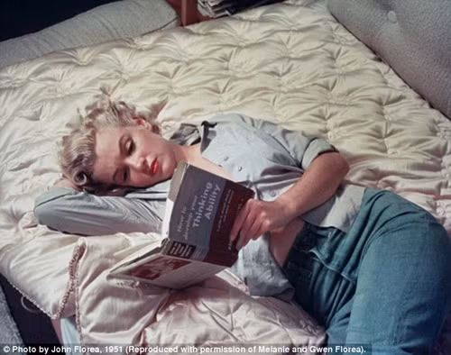 Marilyn Monroe là một trong những ngôi sao chụp nhiều ảnh nhất trên thế giới. Điều này được lý giải vì bà không bao giờ từ chối bất cứ lời đề nghị lịch sự của bất cứ một nhiếp ảnh gia nào kể cả những người mới vào nghề hay những quý ông nổi tiếng. Trong ảnh: Marilyn Monroe đang đọc cuốn sách How to Develop Your Thinking Ability được nhà nhiếp ảnh John Florea chụp năm 1951 Marilyn Monroe là một trong những ngôi sao chụp nhiều ảnh nhất trên thế giới. Điều này được lý giải vì bà không bao giờ từ chối bất cứ lời đề nghị lịch sự của bất cứ một nhiếp ảnh gia nào kể cả những người mới vào nghề hay những quý ông nổi tiếng. Trong ảnh: Marilyn Monroe đang đọc cuốn sách How to Develop Your Thinking Ability được nhà nhiếp ảnh John Florea chụp năm 1951