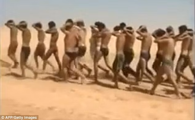 Lực lượng cực đoan ISIS chuẩn bị hành quyết binh lính Syria sau khi tấn công một căn cứ không quân (ảnh AP)