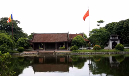 Theo sách Không Lộ Thiền sư ký ngữ lục, chùa ban đầu có tên là Nghiêm Quang, được Không Lộ xây dựng từ năm 1067 tại làng Giao Thủy (tên nôm là làng Keo) bên hữu ngạn sông Hồng. Sau khi Thiền sư Không Lộ qua đời, chùa Nghiêm Quang được đổi tên là Thần Quang Tự. Theo thời gian, nước sông Hồng xói mòn dần nền chùa và đến năm 1611, một trận lũ lớn đã cuốn trôi cả làng mạc lẫn ngôi chùa. Dân làng Keo phải bỏ quê cha đất tổ ra đi: một nửa dời về đông nam hữu ngạn sông Hồng, về sau dựng lên chùa Keo - Hành Thiện (nay thuộc tỉnh Nam Định); một nửa vượt sông đến định cư ở phía đông bắc tả ngạn sông Hồng, về sau dựng lên chùa Keo - Thái Bình. Việc dựng chùa mới được bắt đầu từ năm 1630, hoàn thành năm 1632, chùa được dựng theo phong cách kiến trúc thời Lê, nhờ sự vận động của bà Lại Thị Ngọc, vợ Tuần Thọ Hầu Hoàng Nhân Dũng, và Đông Cung Vương phi Trịnh Thị Ngọc Thọ. Chùa được trùng tu nhiều lần vào các thế kỷ 17, 18 và năm 1941 (Ảnh: Internet).