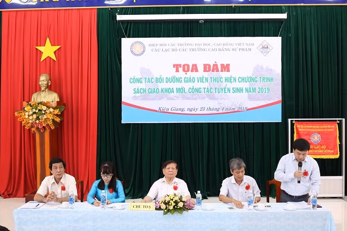 Các đại biểu tham dự tọa đàm phát biểu. Các đại biểu tham dự tọa đàm phát biểu.