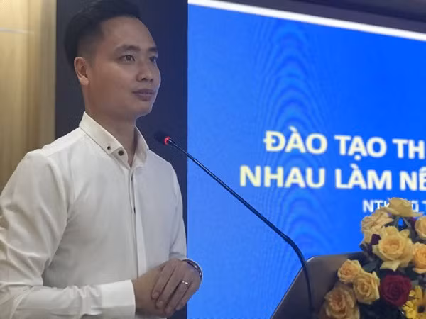 Nhà thế kế Vũ Trần Đức Hải - Cựu sinh viên ngành Tạo dáng công nghiệp - Trường Đại học Mở Hà Nội chia sẻ về những kỷ niệm khi được học tập tại trường, cũng như những kinh nghiệm thực tế khi điều hành Học viện Thiết kế thời trang IDM Paris do anh sáng lập. Nhà thế kế Vũ Trần Đức Hải - Cựu sinh viên ngành Tạo dáng công nghiệp - Trường Đại học Mở Hà Nội chia sẻ về những kỷ niệm khi được học tập tại trường, cũng như những kinh nghiệm thực tế khi điều hành Học viện Thiết kế thời trang IDM Paris do anh sáng lập.