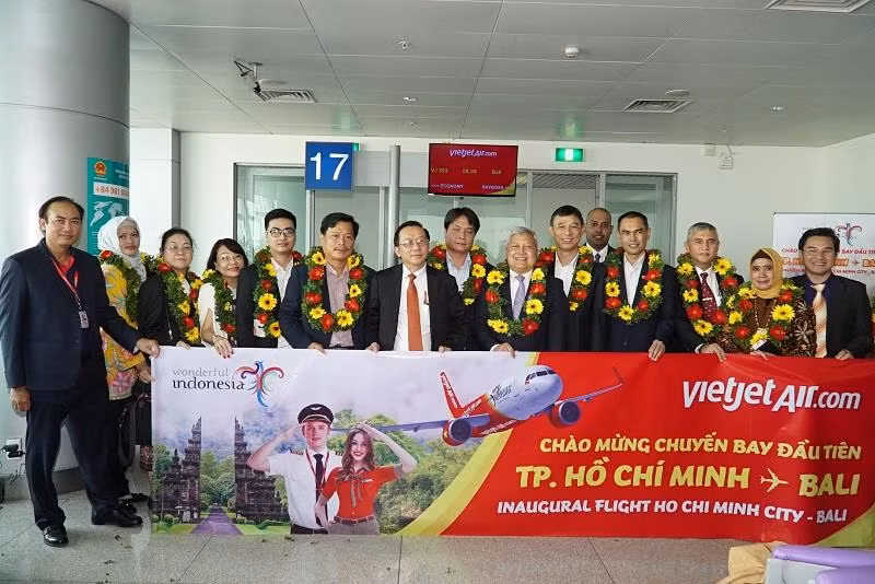 Các đại sứ và Tổng lãnh sự các nước ASEAN tại Việt Nam bay cùng Vietjet trên chuyến bay đầu tiên đến Bali.
