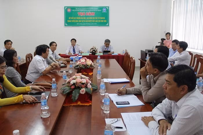 Tọa đàm Câu lạc bộ các trường đại học, cao đẳng Tây Nam Bộ năm 2019: Giáo sư, Tiến sĩ Hà Thanh Toàn và Tiến sĩ Lê Hữu Hải.