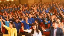 Năm 2019, Nguyễn Phương Thảo (mặc áo dài trắng) giành học bổng toàn phần của Viện Massachusetts Institute of Technology (MIT), Hoa Kỳ. Ảnh: Công Tiến