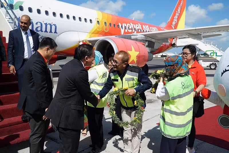 Các vị khách được chào đón với những vòng hoa tươi thắm và nhận được quà tặng xinh xắn từ Vietjet.