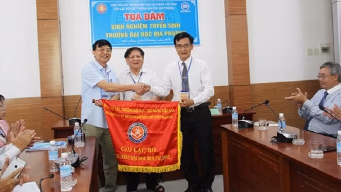 Phó giáo sư, Tiến sĩ Võ Ngọc Hà trao cờ luân lưu tổ chức họp mặt Câu lạc bộ các trường đại học địa phương cho đại diện Trường đại học Hải Phòng.