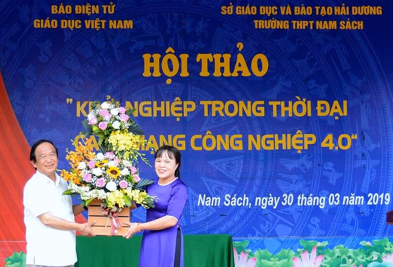 Cô Nguyễn Thị Thúy Hà - Hiệu trưởng Trường trung học phổ thông Nam Sách, tỉnh Hải Dương có lẵng hoa tươi thắm cảm ơn ban tổ chức Hội thảo, Báo Điện tử Giáo dục Việt Nam. Ảnh: Công Tiến