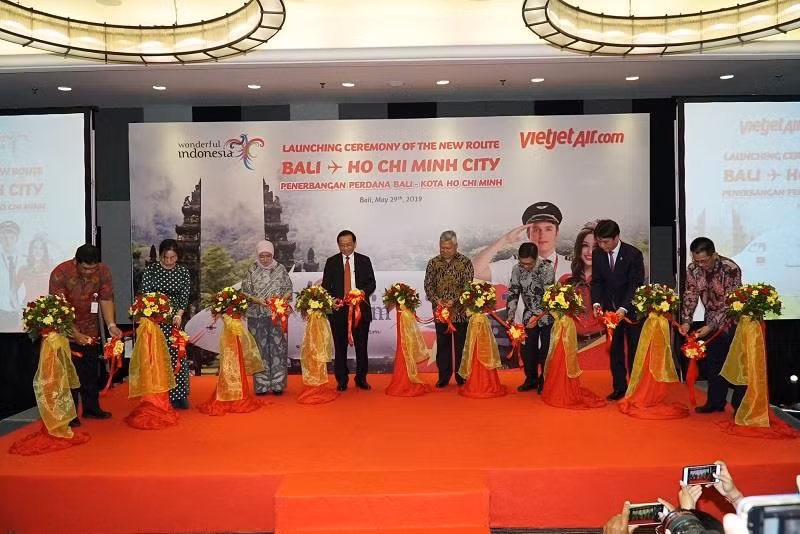 Các băng khánh thành khai trương đường bay Thành phố Hồ Chí Minh – Bali.