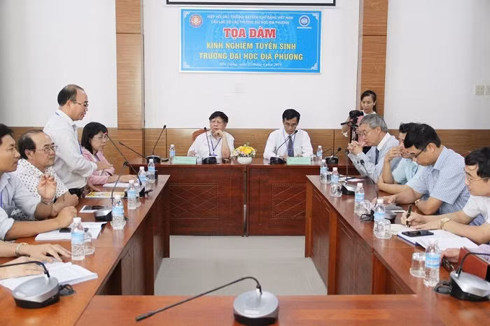 Toàn cảnh buổi tọa đàm về kinh nghiệm tuyển sinh của các trường đại học địa phương.