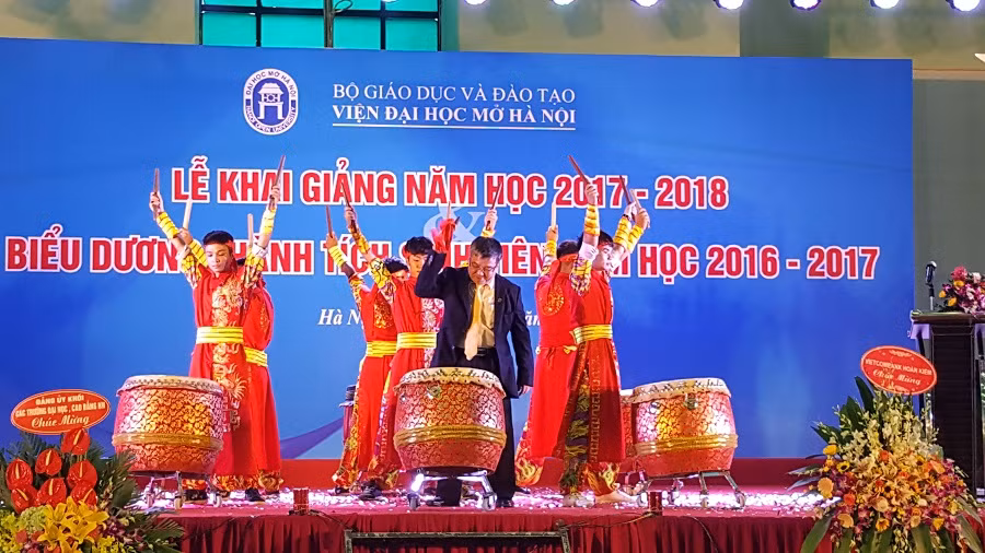 Tiến sĩ Trương Tiến Tùng - Viện trưởng Viện Đại học Mở Hà Nội đánh hồi trống báo hiệu năm học mới của Nhà trường bắt đầu(Ảnh: Linh Hương)