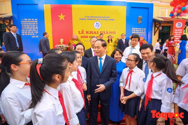 Chủ tịch nước thăm hỏi, động viên và trò chuyện với các em học sinh trường Trưng Vương. Ảnh: Báo Điện tử Tổ quốc.