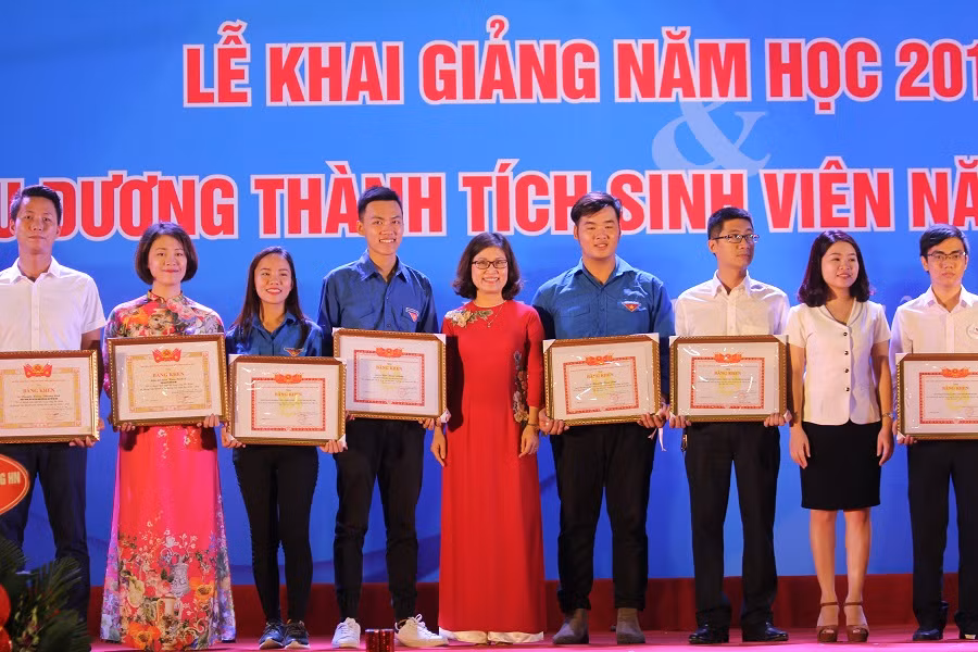 Viện Đại học Mở Hà Nội cũng đã tiến hành trao bằng khen và phần thưởng của Trung ương Đoàn, Trung ương Hội Sinh viên, Thành đoàn, Hội Sinh viên cho các sinh viên đạt thành tích xuất sắc trong công tác đoàn và phong trào sinh viên. (Ảnh: Linh Hương)