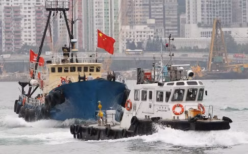 Tàu cá Khải phong 2 năm ngoái từng liều lĩnh xông tới Senkaku, tuần này lại 4 lần tìm cách ra Biển Đông đột nhập trái phép khu vực quần đảo Trường Sa, nhưng đều bị các cơ quan chức năng sở tại kịp thời ngăn chặn. Tàu cá Khải phong 2 năm ngoái từng liều lĩnh xông tới Senkaku, tuần này lại 4 lần tìm cách ra Biển Đông đột nhập trái phép khu vực quần đảo Trường Sa, nhưng đều bị các cơ quan chức năng sở tại kịp thời ngăn chặn.