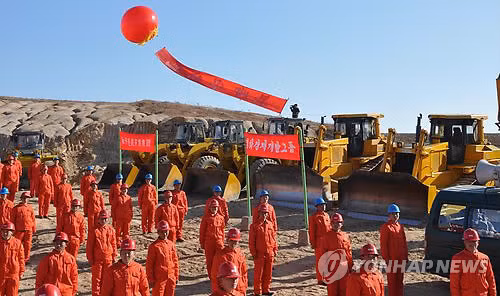 Bắc Triều Tiên động thổ xây dựng khu công nghệ cao tại Kaesong hôm 11/11/2013. Bắc Triều Tiên động thổ xây dựng khu công nghệ cao tại Kaesong hôm 11/11/2013.