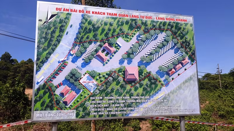 Dự án bãi đỗ xe tham quan lăng vua Tự Đức và vua Đồng Khánh vẫn đang bị tạm ngưng. Ảnh: TL