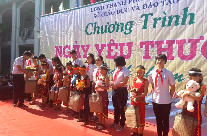 Các bạn nhỏ "miền ngược" vui vẻ đón nhận những món quà là chú gấu bông, là tập vở còn mới... từ những người bạn miền xuôi. Ảnh: TT