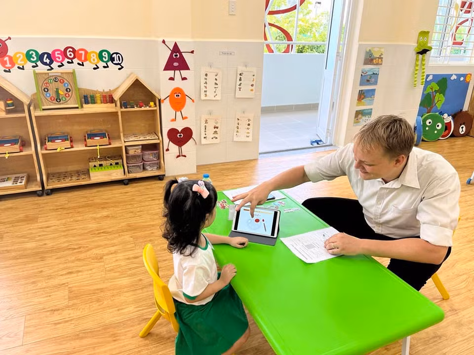 Trẻ em Thành phố Hồ Chí Minh làm quen với tiếng Anh (ảnh minh họa: V.D) Trẻ em Thành phố Hồ Chí Minh làm quen với tiếng Anh (ảnh minh họa: V.D)
