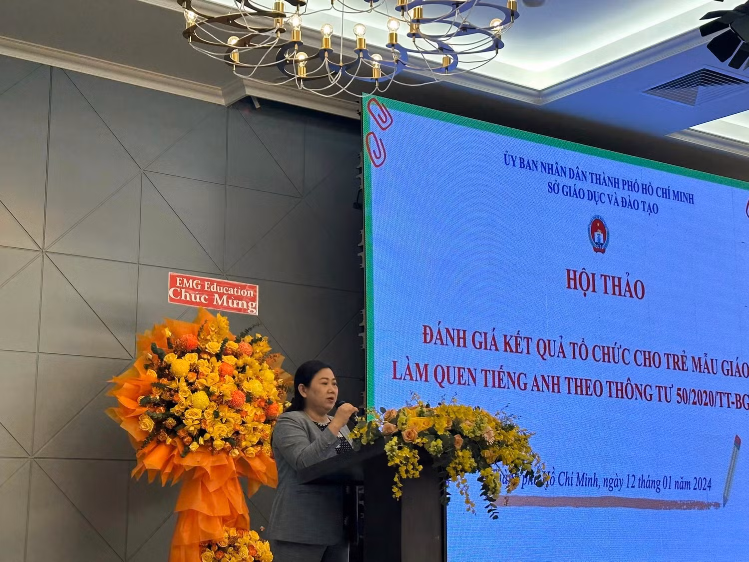 Bà Lương Thị Hồng Điệp - Trưởng phòng Giáo dục Mầm non báo cáo tại hội thảo (ảnh: V.D) Bà Lương Thị Hồng Điệp - Trưởng phòng Giáo dục Mầm non báo cáo tại hội thảo (ảnh: V.D)