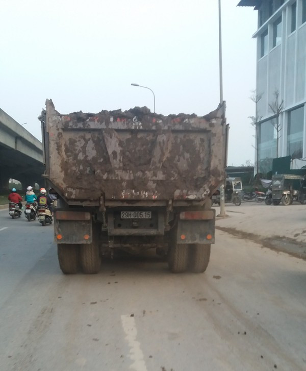Một chiếc xe quá khổ, quá tải chạy trên đường vành đai 3. Ảnh Hữu Công.