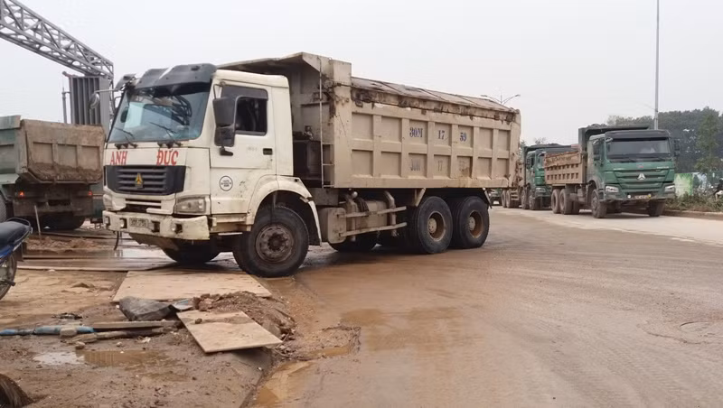 Vẫn trong giờ cấm nhưng các xe tải vào khu xây dựng một dự án trên đường Hàm Nghi để chở vật liệu mang đi đổ. Ảnh Hà Lam. Vẫn trong giờ cấm nhưng các xe tải vào khu xây dựng một dự án trên đường Hàm Nghi để chở vật liệu mang đi đổ. Ảnh Hà Lam.