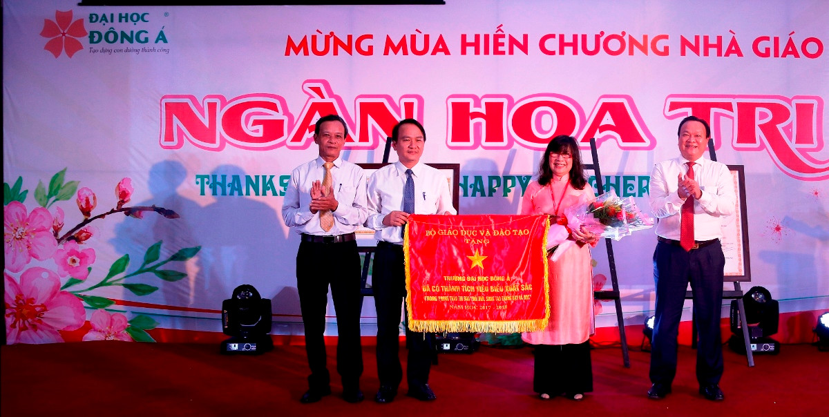 Đại học Đông Á nhận cờ thi đua của Bộ Giáo dục và Đào tạo. Ảnh: AN Đại học Đông Á nhận cờ thi đua của Bộ Giáo dục và Đào tạo. Ảnh: AN
