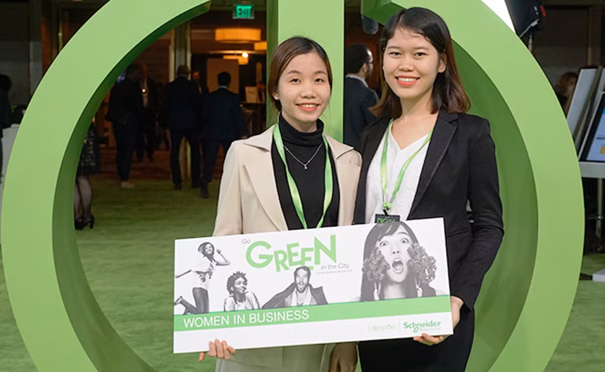 Hai nữ sinh Trường Đại học Duy Tân đã giành giải thưởng của cuộc thi Go Green in The City 2018 nhờ sáng chế độc đáo. Ảnh: AN