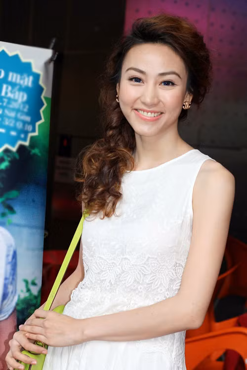 Ngân Khánh luôn nở nụ cười trên môi. Trông cô còn có phần trẻ trung và xinh tươi hơn trước đây.