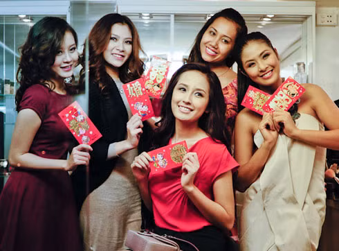 Mỹ Xuân cùng nhận lì xì đầu năm tại Hà Nội cùng Mai Phương Thúy và Ngọc Hân