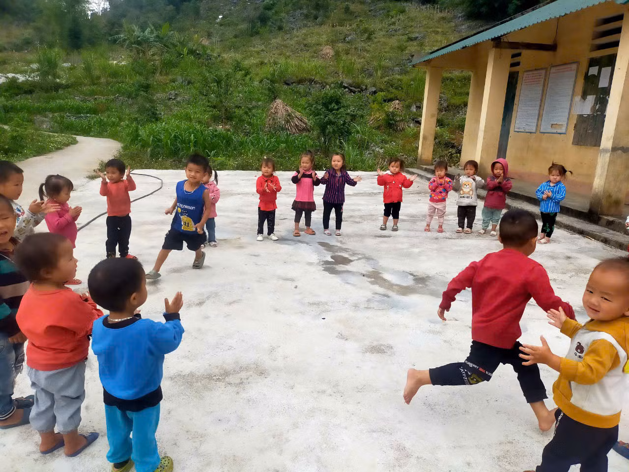 gdvn_truong-mam-non-sung-tra-meo-vac-ha-giag-giao-vien-vung-cao-anh-Manh-Doan (3).jpg