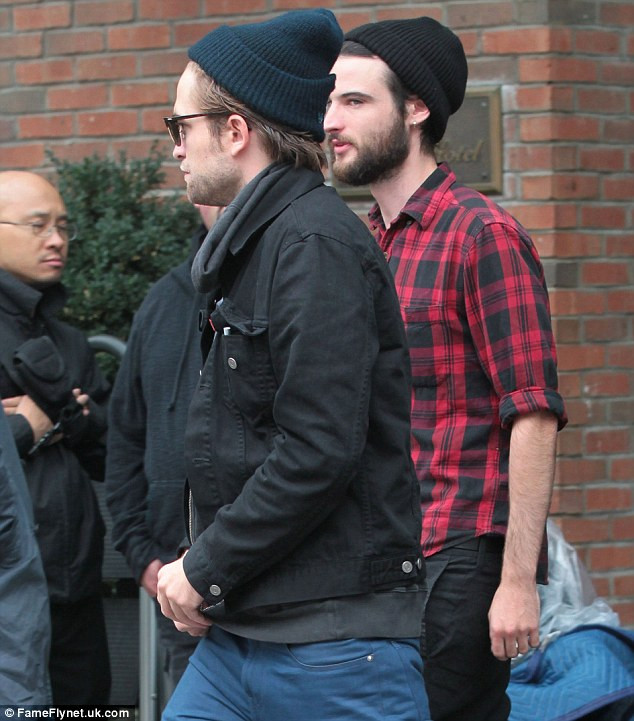 Robert và bạn thân là nam diễn viên Tom Sturridge (áo caro đỏ) sau những ngày mệt mỏi vì chuyện tình cảm. Ảnh. Flynet.