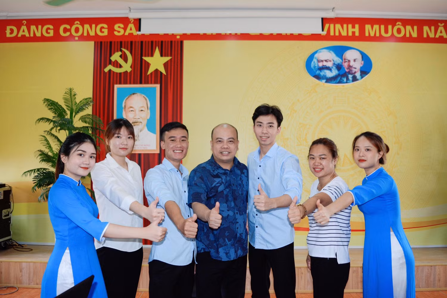 Đội thi Ha Long Wonder World của trường Đại học Hạ Long giành giải nhất tại Cuộc thi Sáng tạo Du lịch Quốc tế. (Ảnh: NVCC) Đội thi Ha Long Wonder World của trường Đại học Hạ Long giành giải nhất tại Cuộc thi Sáng tạo Du lịch Quốc tế. (Ảnh: NVCC)