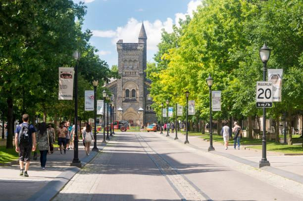 Đại học Toronto xếp hạng thứ 1 tại Canada và giữ vị trí thứ 18 trong bảng xếp hạng đại học thế giới. Ảnh: iStock. Đại học Toronto xếp hạng thứ 1 tại Canada và giữ vị trí thứ 18 trong bảng xếp hạng đại học thế giới. Ảnh: iStock.