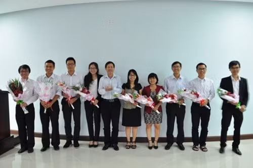 Nhân tài nhận tiền tỷ du học rồi...vỗ cánh bay, một đi không hẹn ngày về (GDVN) - “Cuộc chiến” giữa các nhân tài và chính quyền TP.Đà Nẵng nổ ra đã phát lộ những bất cập của mô hình chi tiền ngân sách cho cán bộ đi học nước ngoài