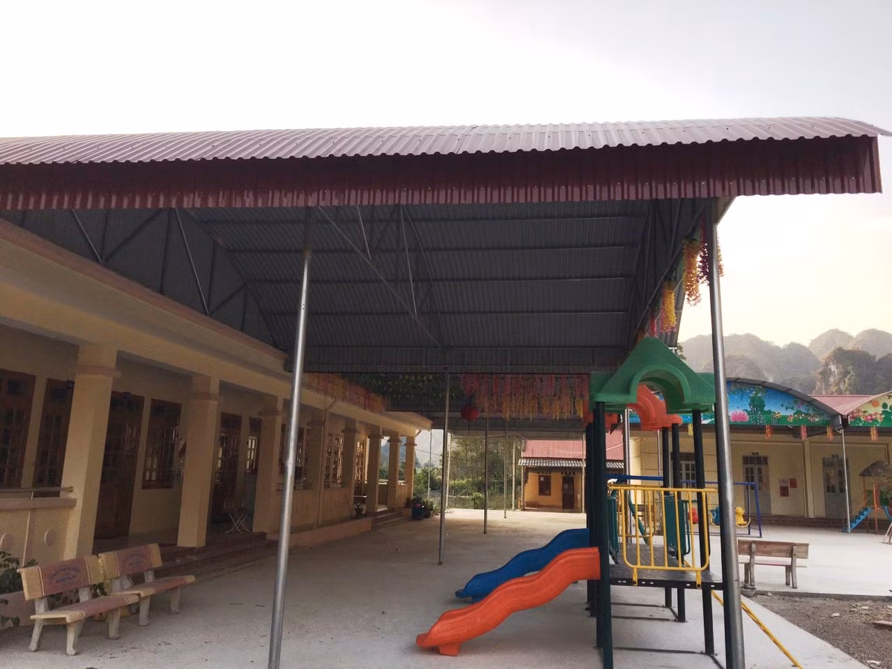 Nhà trường tự ý làm mái tôn sau đó thu tiền của phụ huynh gây bức xúc. Ảnh: NVCC. Nhà trường tự ý làm mái tôn sau đó thu tiền của phụ huynh gây bức xúc. Ảnh: NVCC.