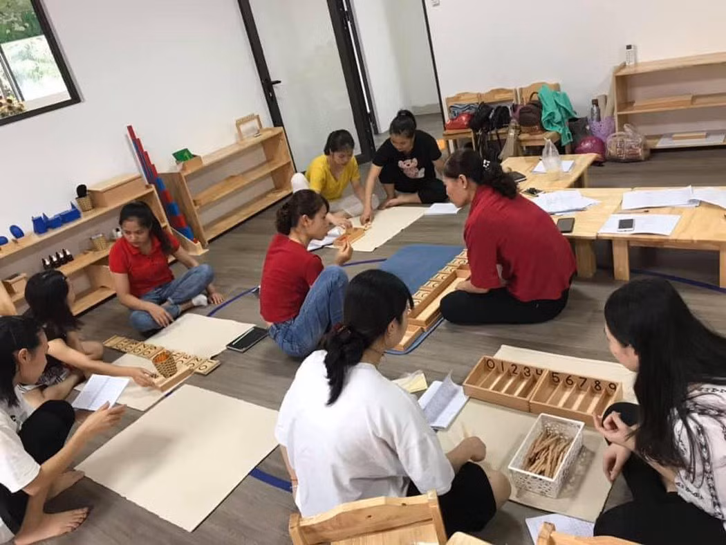 Nhiều giáo viên buộc phải nghỉ việc, vất vả mưu sinh (Ảnh:T.H)