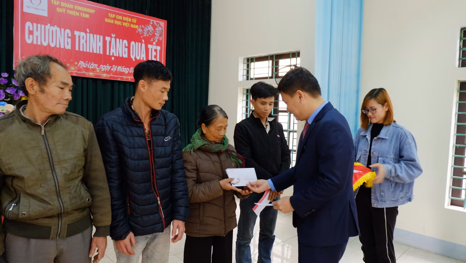 Bà con nhân dân xã Phú Lâm hạnh phúc khi nhận được món quà ý nghĩa trong những ngày cận Tết. Bà con nhân dân xã Phú Lâm hạnh phúc khi nhận được món quà ý nghĩa trong những ngày cận Tết.