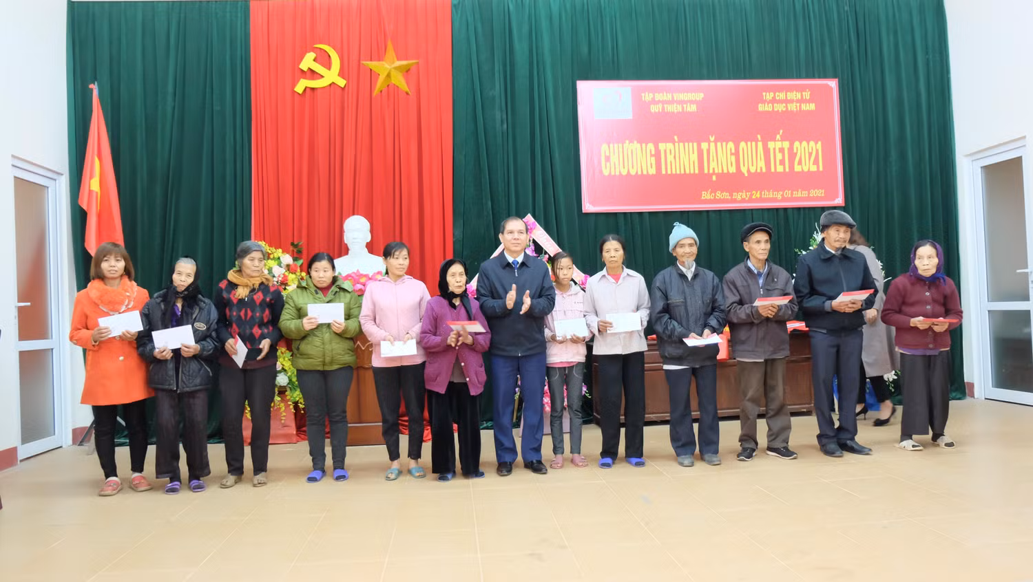 Ông Nguyễn Mạnh Hùng – Phó chủ tịch Ủy ban nhân dân huyện Tam Nông trao quà cho bà con có hoàn cảnh khó khăn. Ông Nguyễn Mạnh Hùng – Phó chủ tịch Ủy ban nhân dân huyện Tam Nông trao quà cho bà con có hoàn cảnh khó khăn.