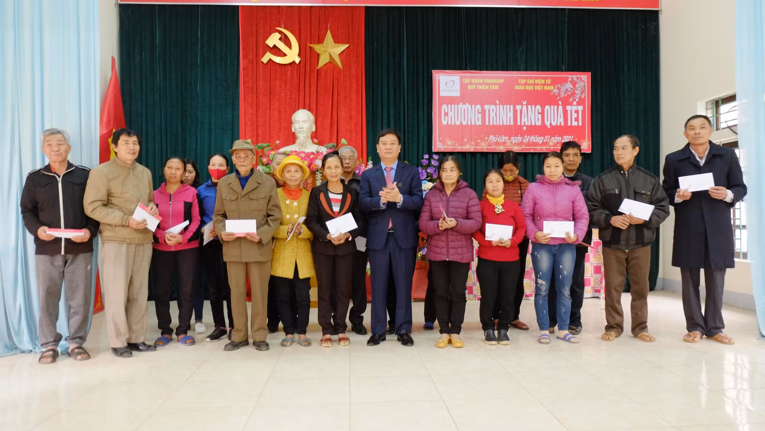 118 hộ nghèo tại xã Phú Lâm được tặng quà tết. 118 hộ nghèo tại xã Phú Lâm được tặng quà tết.