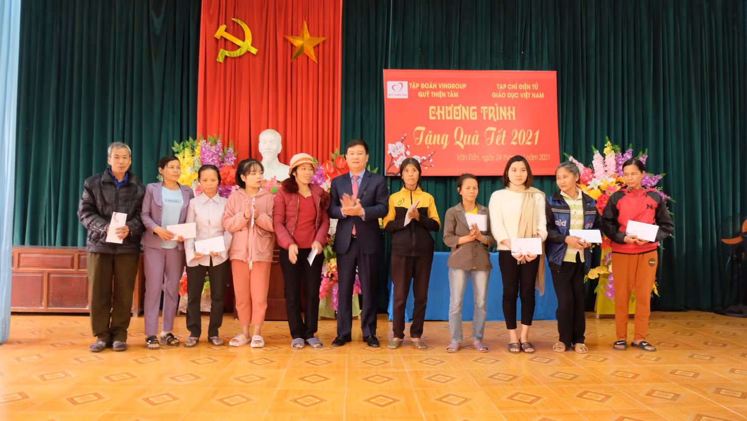 Tại xã Vân Đồn, Tạp chí điện tử Giáo dục Việt Nam đã tặng quà bà con khó khăn của 3 xã Hùng Long, Vân Đồn và Sóc Đăng. Tại xã Vân Đồn, Tạp chí điện tử Giáo dục Việt Nam đã tặng quà bà con khó khăn của 3 xã Hùng Long, Vân Đồn và Sóc Đăng.