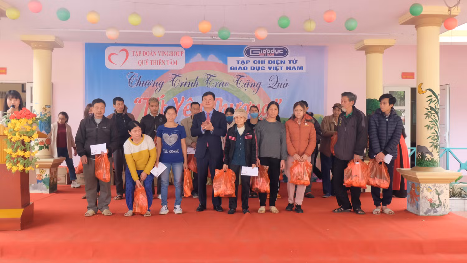 246 hộ nghèo, khó khăn tại thị xã Phú Thọ được nhận quà của các nhà hảo tâm. 246 hộ nghèo, khó khăn tại thị xã Phú Thọ được nhận quà của các nhà hảo tâm.