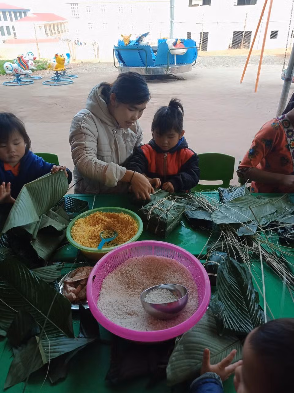 Từng bước nhỏ nhất đều được các cô giáo hướng dẫn chu đáo.