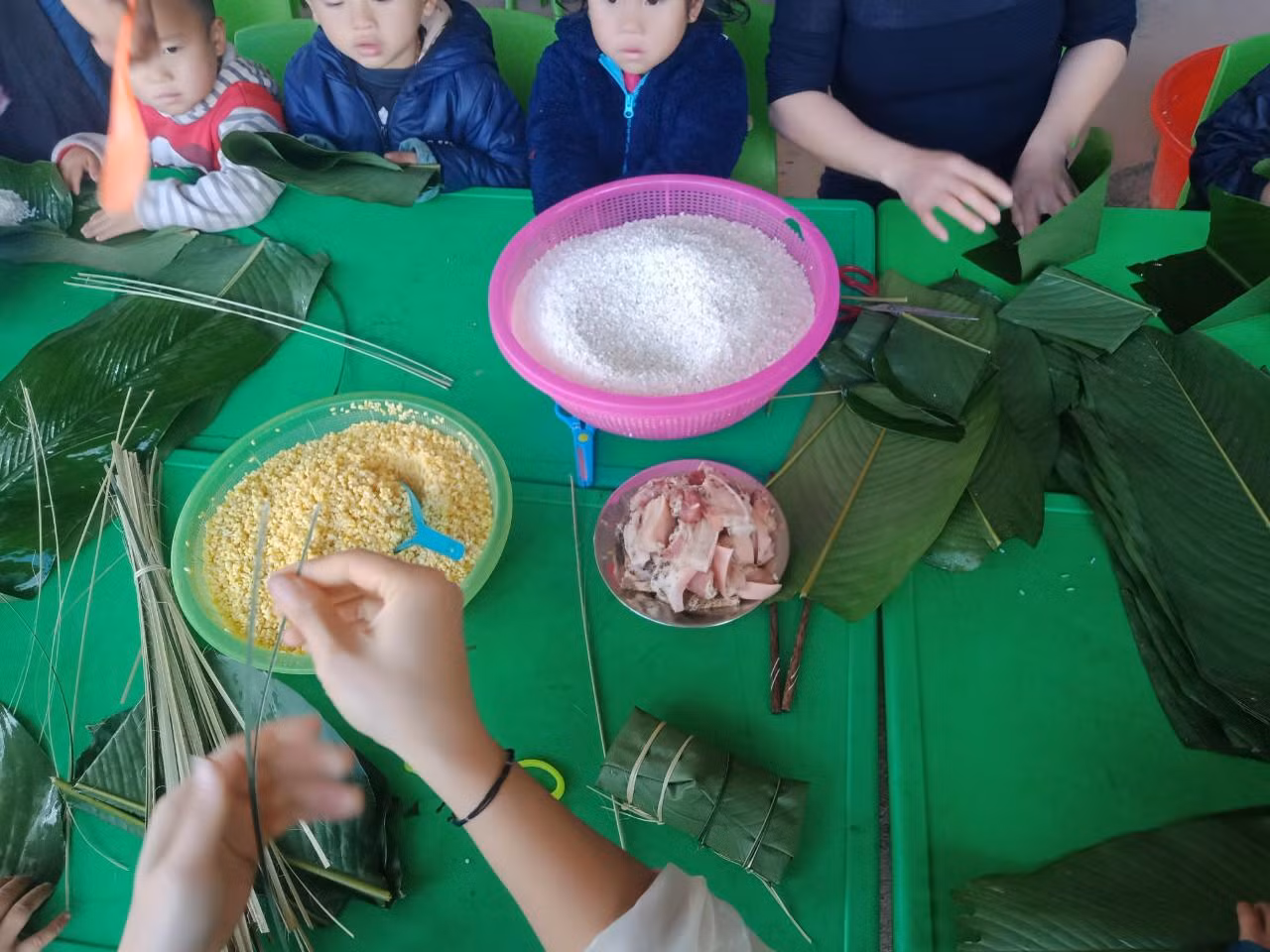 Bánh chưng gù, bánh chưng vuông, gạo thịt... được thực hiện đầy đủ.