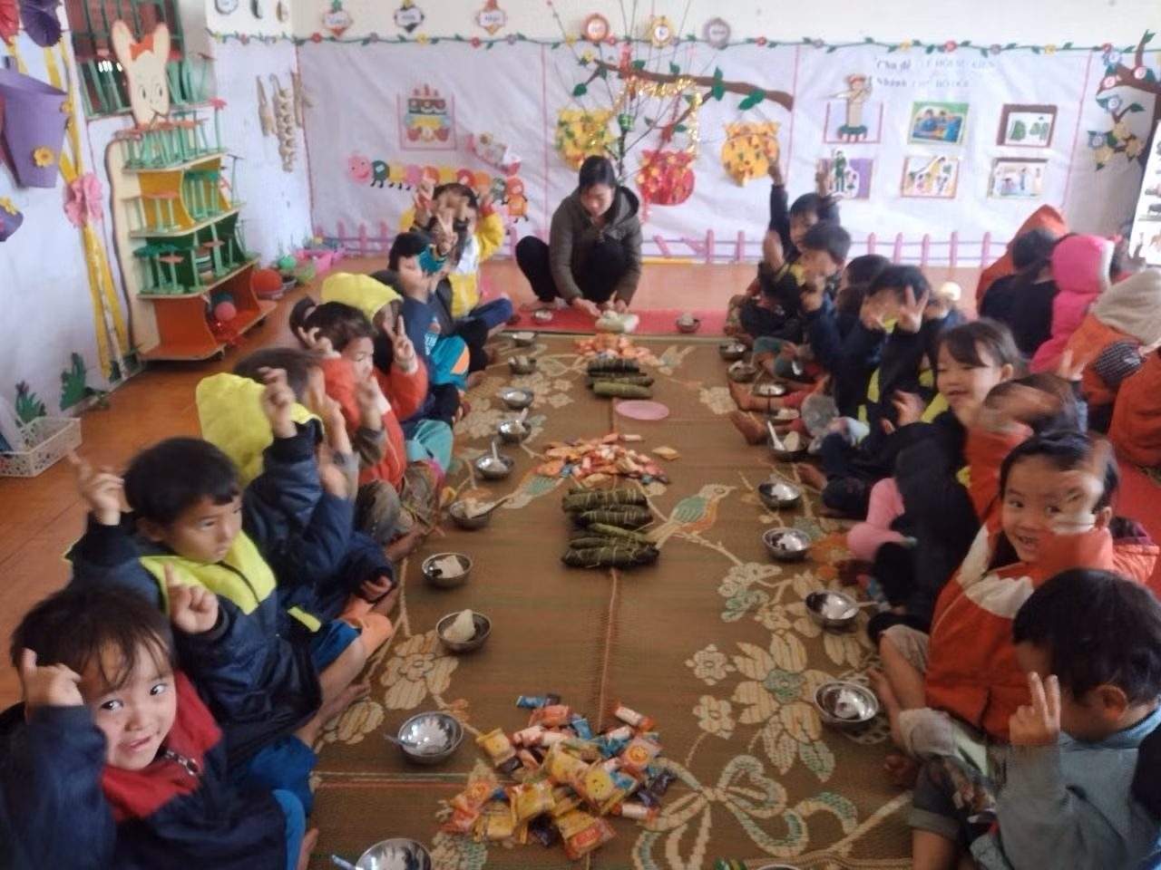 Niềm vui của các bạn mầm non điểm trường Cô Lô Hồ khi chuẩn bị thưởng thức sản phẩm mình tạo ra.
