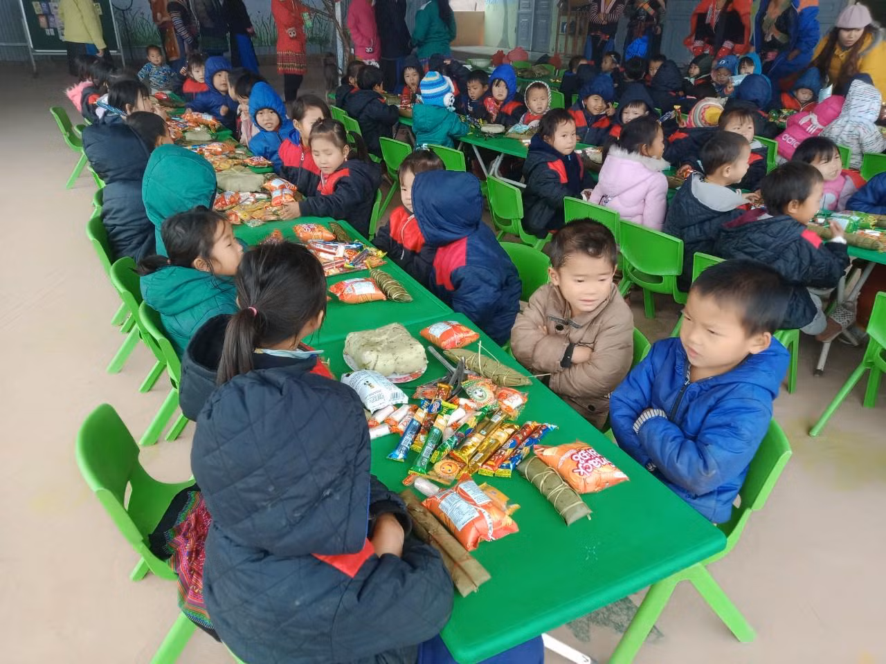 Vui tết với các bạn ở điểm mầm non Cao Chải.