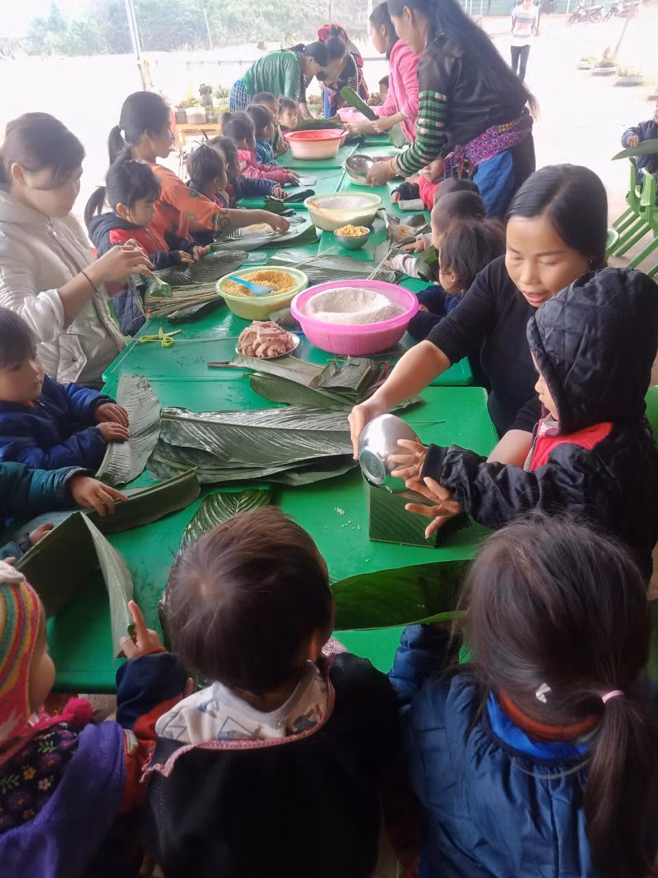 Các cô hướng dẫn tận tình, và các bạn tự tay làm sản phẩm.