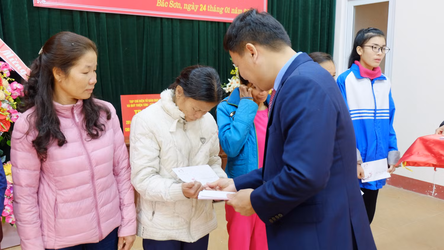 Mỗi suất quà Tết có 600 nghìn đồng tiền mặt. Số tiền tuy chưa phải là nhiều, nhưng sẽ phần nào giúp người nghèo có cái Tết đầm ấm hơn. Mỗi suất quà Tết có 600 nghìn đồng tiền mặt. Số tiền tuy chưa phải là nhiều, nhưng sẽ phần nào giúp người nghèo có cái Tết đầm ấm hơn.