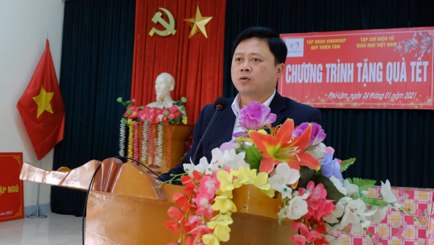Ông Nguyễn Anh Hùng - Phó chủ tịch Ủy ban nhân dân huyện Đoan Hùng bày tỏ cảm ơn đối với Tạp chí điện tử Giáo dục Việt Nam, các nhà hảo tâm đã dành tấm lòng vàng đối với những phận đời kém may mắn ở huyện nhà. Ông Nguyễn Anh Hùng - Phó chủ tịch Ủy ban nhân dân huyện Đoan Hùng bày tỏ cảm ơn đối với Tạp chí điện tử Giáo dục Việt Nam, các nhà hảo tâm đã dành tấm lòng vàng đối với những phận đời kém may mắn ở huyện nhà.